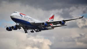 英國航空波音747飛機在多雲的天空下著陸。
