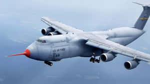 美國空軍C-17環球霸王III飛機低飛，起落架伸出。