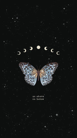 星星圖案的蝴蝶在月相下，背景是繁星點點的夜空，附有文字 as above so below