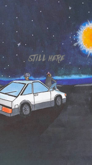 坐在白色汽車上的人，在星空下，有明亮的太陽和文字「still here」。