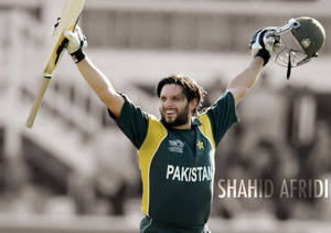 板球運動員 Shahid Afridi 高舉球棒和頭盔慶祝勝利。