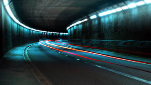 夜間汽車在黑暗隧道中飛馳而過的光軌。