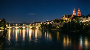 夜空下，河流、燈光橋樑和歷史建築的景色。