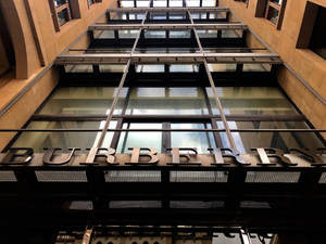 現代城市環境中帶有玻璃面板和金屬標誌的 Burberry 商店入口。