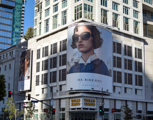 Burberry太陽眼鏡廣告牌位於城市建築上，下方有Wells Fargo。