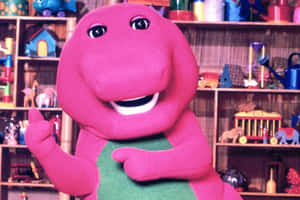 粉紅色恐龍手偶在充滿玩具的遊戲室中