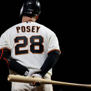 身穿白色球衣的棒球選手手持球棒，名字為Posey，號碼28 — 棒球 壁紙