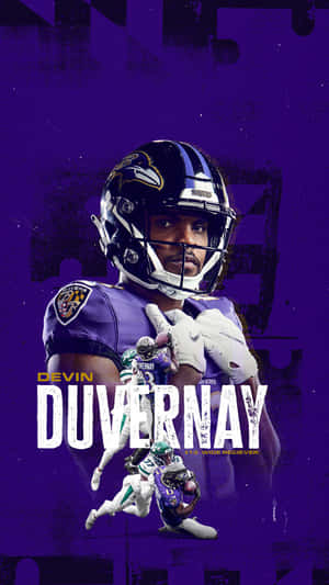 Devin Duvernay Ravens 足球運動員牆紙，帶有動作鏡頭和大膽文字。 — 巴爾的摩烏鴉 壁紙