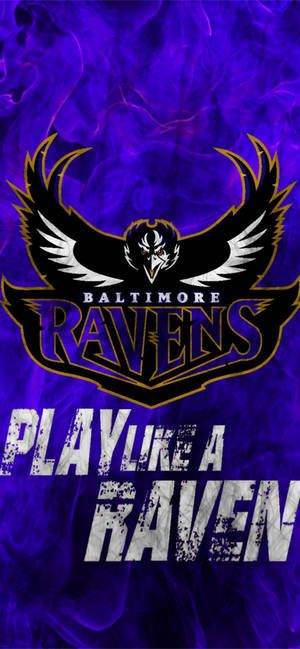 巴爾的摩烏鴉隊標誌，帶有翅膀和文字「play like a raven」，背景為紫色煙霧。