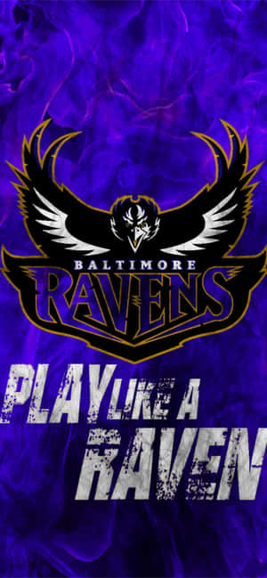 巴爾的摩烏鴉隊標誌，有烏鴉翅膀，背景是紫色煙霧，文字 play like a raven。 — ZTE Blade V80 Pro 壁紙