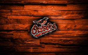 在木牆背景上燃燒的 Orioles 標誌。