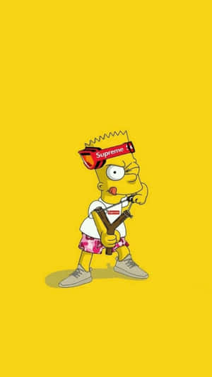 Bart Simpson 戴著 Supreme 帽和迷彩短褲，在黃色背景前。