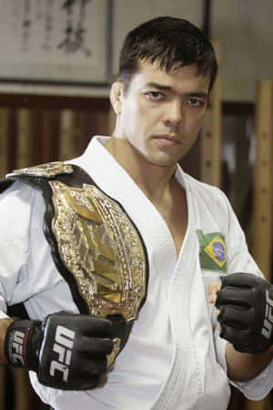 巴西MMA拳手在道場中佩戴UFC冠軍腰帶和手套。