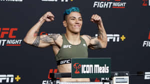 UFC拳手在稱重活動中展示手臂，藍髮和紋身