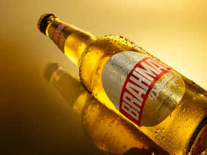 冰凍的 Brahma 啤酒瓶，金色表面上有冷凝水珠。