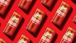 紅色Brahma啤酒罐在紅色表面上以對角線排列，帶有冷凝水滴。