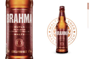 兩瓶冰凍的Brahma啤酒瓶，帶有冷凝水，旁邊有一個圓形麥芽標誌。