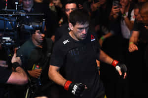 UFC拳手在閃光燈中穿過人群。