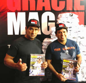 兩名男子在推廣活動中手持Gracie Mag雜誌。