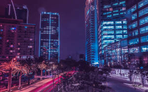 夜晚的城市景觀，閃耀的摩天大樓和流動的紅色車燈光帶。 — 霓虹城市 壁紙