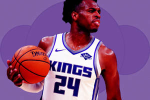 身穿白色Kings球衣的籃球運動員在紫色背景前手持橙色籃球。 — 紫色 壁紙