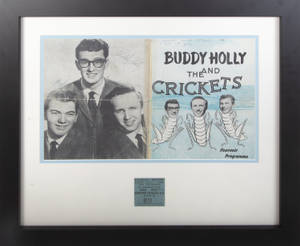 裱框1950年代Buddy Holly和The Crickets紀念節目，附照片和卡通插圖。