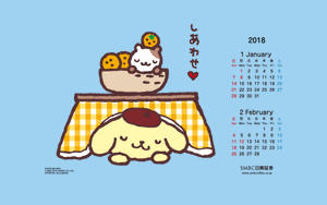 一隻卡通貓和狗在桌子上，旁邊有2018年的日本日曆。