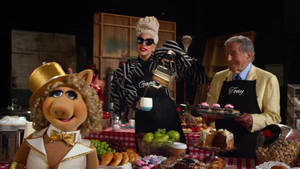 Muppet 和名人在甜品自助餐中享用蛋糕和糕點。