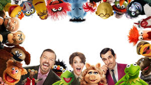 Muppet角色同演員喺白色背景嘅圓形框架內微笑。