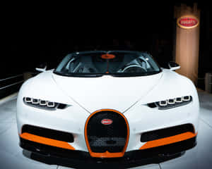 白色Bugatti跑車，帶橙色飾邊，在車展上展出。