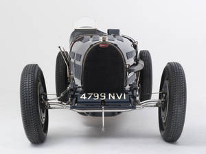 復古Bugatti賽車，車牌4799 NVI，在攝影棚環境中
