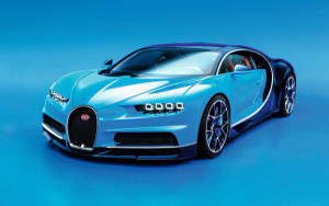 淺藍色Bugatti Chiron跑車，車門敞開，在藍色攝影棚背景上。