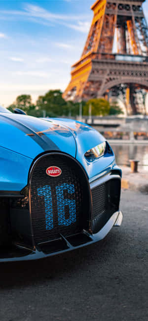 日落時藍色 Bugatti 跑車停在艾菲爾鐵塔附近