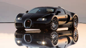 黑色Bugatti跑車在光亮的白色表面上完美倒影。