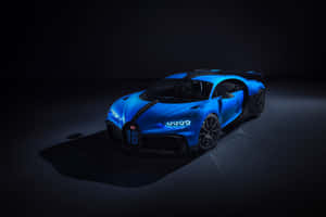 一輛藍色Bugatti跑車在黑暗的工作室環境中被照亮。