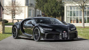 黑色Bugatti Chiron Super Sport 300+打開車門停泊在房屋附近的車道上。