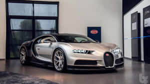 銀色Bugatti Chiron在豪華車陳列室中打開車門。