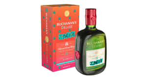 Buchanan's Deluxe威士忌酒瓶和盒子，帶有棕櫚樹設計。