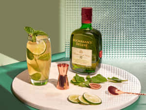 Buchanan's 威士忌雞尾酒配薄荷和青檸，置於大理石托盤上，搭配銅製工具。