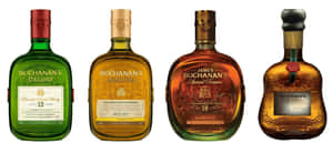 四個帶有不同標籤和顏色的 Buchanan's 威士忌酒瓶。