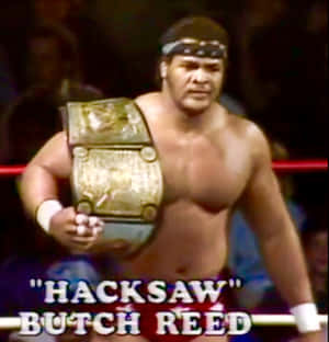 摔角手 Hacksaw Butch Reed 在擂台上舉著一條金色冠軍腰帶。 — 摔角 GIF 壁紙