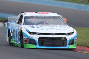 NASCAR賽車編號43在賽道上疾馳。