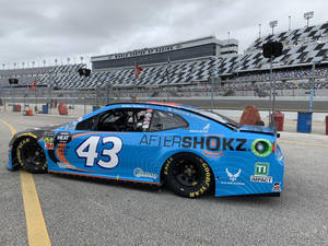 藍色NASCAR賽車43號停泊在World Center of Racing的賽道上。