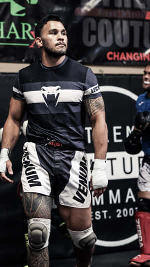 肌肉發達的MMA拳手穿著黑白裝備站在健身室。 — 健身房 壁紙