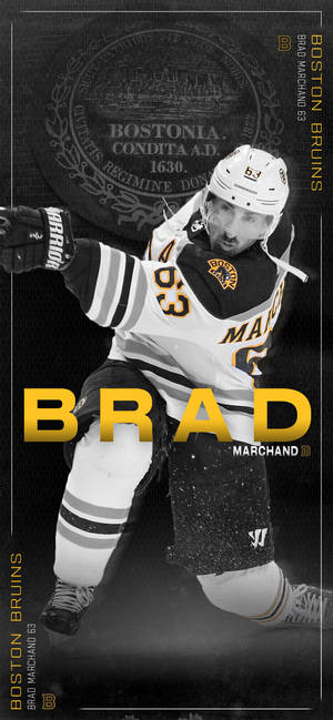 冰球運動員 Brad Marchand 身穿波士頓棕熊隊制服，以動作姿勢呈現，並帶有金色文字。 — 運動 壁紙