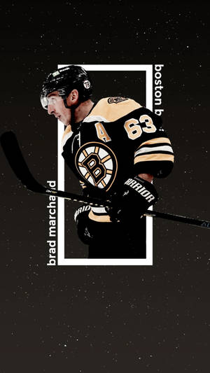 冰球運動員 Brad Marchand 身穿波士頓棕熊隊球衣，在星空背景上手持球棍。 — 運動 壁紙