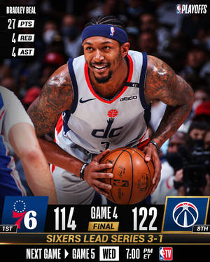 布拉德利·比爾在NBA季後賽比賽中運球，並顯示統計數據和比分覆蓋層。