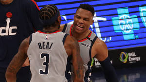 兩名NBA球員在籃球比賽中慶祝一個回合。