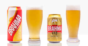 兩個 Brahma 啤酒罐和裝有金黃色啤酒和白色泡沫的玻璃杯，白色背景。