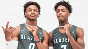 兩名身穿綠色Blazers球衣的年輕籃球運動員自信地擺姿勢。
